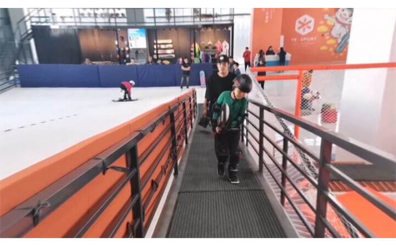 SKI SCHOOL TRAINING SLOPE